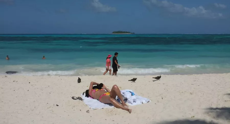 Residentes de San Andrés denuncian que gobernación habilitó playas a los turistas y no a los trabajadores y residentes. 