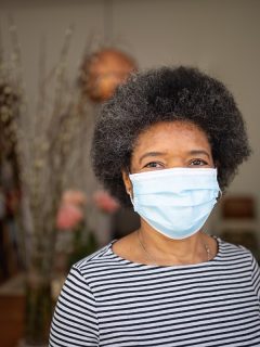 Mujer con tapabocas en pandemia de coronavirus para ilustrar cifras de pacientes recuperados en Colombia.