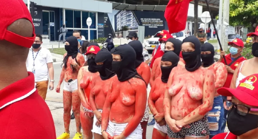 Trabajadoras de Uniautónoma se desnudaron para protestar por suspensión de contratos.