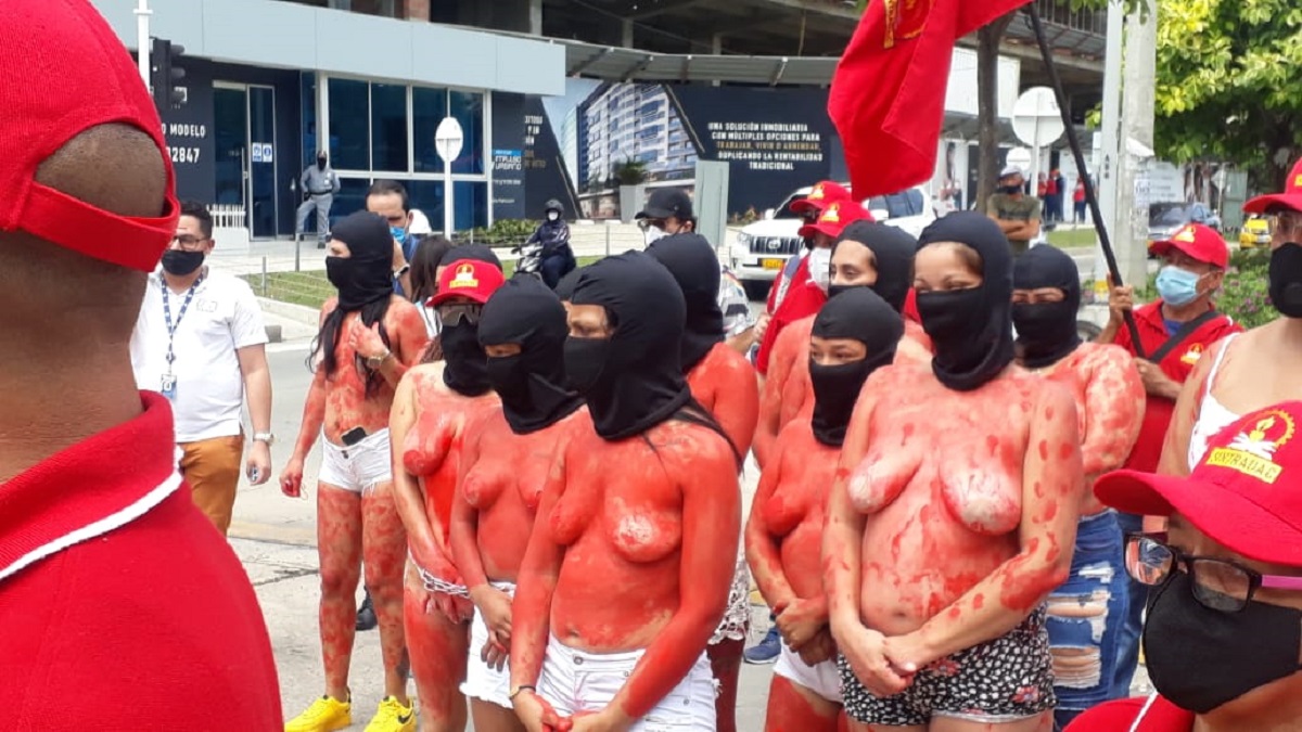 Trabajadoras de Uniautónoma protestan desnudas por abuso laboral