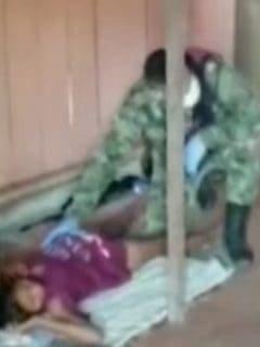 Parto en medio de la selva, atendido por militares.