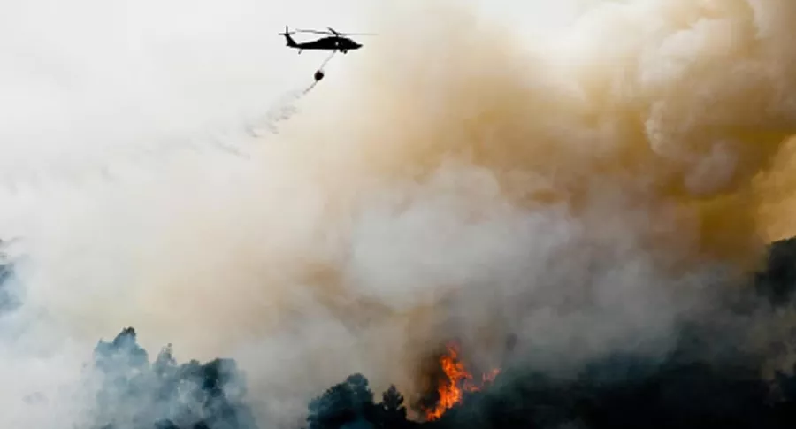 Helicóptero en medio de incendio, que ilustra nota de rescate en California, EEUU