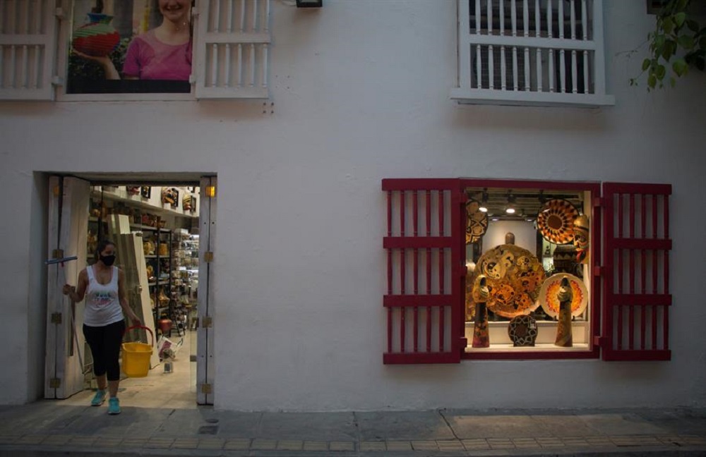 Una empleada asea una joyería y tienda de artesanías en la noche cartagenera.