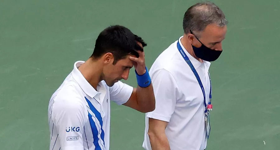 Novak Djokovic, descalificado y multado por pelotazo a una jueza en el US Open