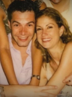 Lina Marulanda sonriente con Iván Lalinde, quien habló del suicidio de ella, sus últimos días juntos y las veces que se le ha aparecido.