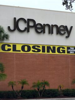JCPenney: la tienda de ropa, maquillaje, joyería y elementos para el hogar, con más de 840 locales en Estados Unidos y Puerto Rico, cerró 154 establecimientos y tiene pensado cerrar otros 242 en los próximos meses, pues tiene una deuda de más de 4 mil millones de dólares, indicó El Tiempo.