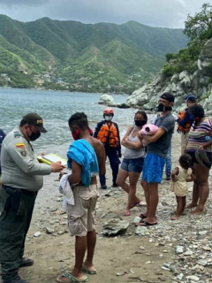 Imagen de una de las aglomeraciones dentro del mar, en playas de Santa Marta
