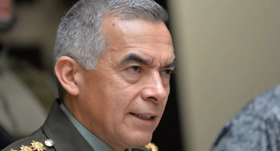 El general Óscar Atehortúa, que en la imagen aparece hablando en una rueda de prensa, confirmó que tiene COVID-19.
