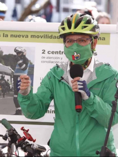 La alcaldesa Claudia López, en la foto haciendo anuncios sobre la movilidad en Bogotá, se cruza en nueva pelea con el Centro Democrático.