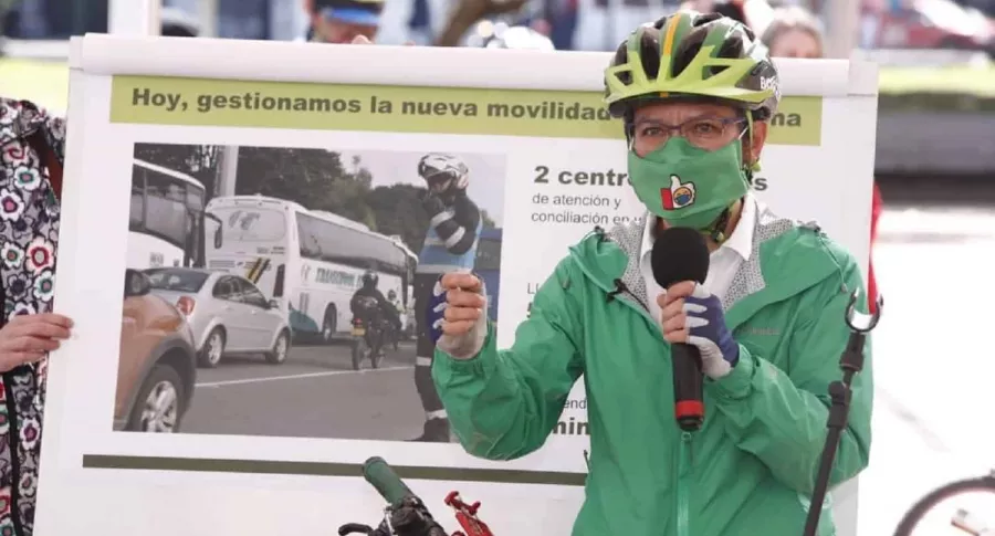 La alcaldesa Claudia López, en la foto haciendo anuncios sobre la movilidad en Bogotá, se cruza en nueva pelea con el Centro Democrático.