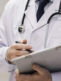 Imagen de referencia de un médico, como el señalado por presunto abuso sexual, en Bogotá