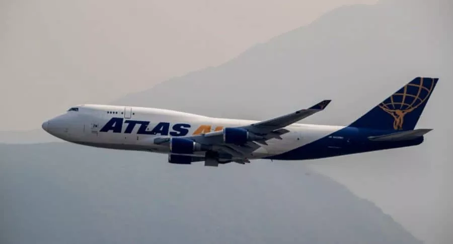 Avión de Atlas Air, el cual explotó uno de sus motores en pleno vuelo