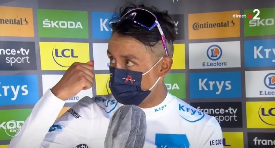 Egan Bernal explicando su nuevo look en el Tour de Francia