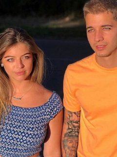 Fabio Legarda con su hermana Daniela, que ahora luce un anillo que fue hecho con las cenizas de él, oro y diamantes.