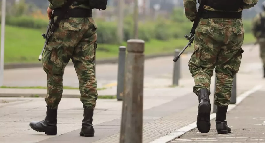 Soldados caminando por Bogotá. Felip exige resultados al Gobierno por chuzadas.