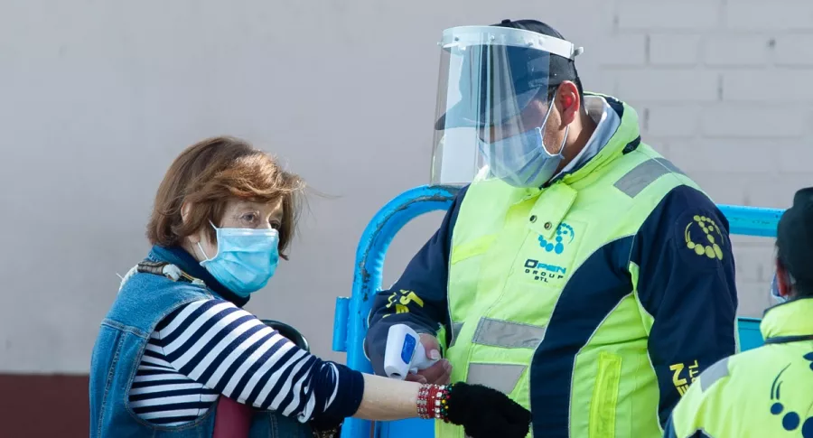 Ciudadano en Bogotá. Coronavirus en Colombia: casos y muertes en septiembre 8
