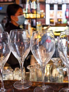 Imagen de un bar que ilustra el protocolo para venta y consumo de licor