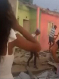 Imágenes del momento en que desadaptados rompen las viviendas, en Repelón
