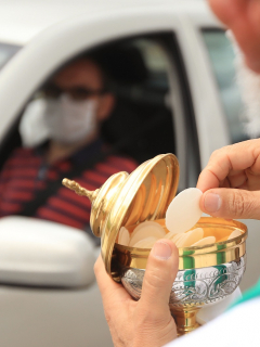 Imagen de sacerdote haciendo una automisa en Bogotá, a propósito de que próxima Semana Santa será con coronavirus, según Iván Duque
