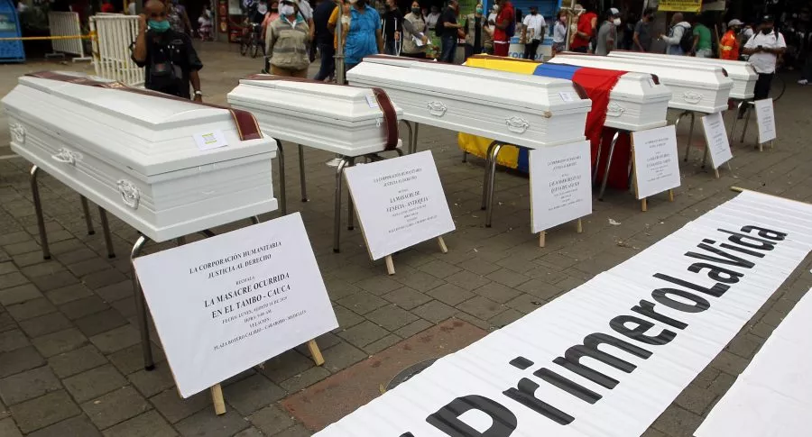 Performance en Medellín contra las masacres ocurridas en Colombia este 2020, que según Idepaz fueron 55 