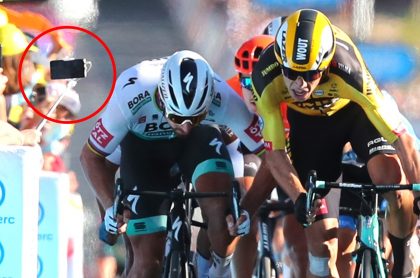 Un celular pudo causar el empujón por el que descalificaron a Peter Sagan en el Tour de Francia.