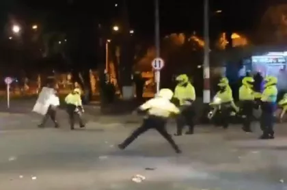Disturbios en Bogotá: video de policías lanzando piedras