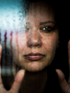 Imagen de persona triste, a propósito de las claves para saber si una persona piensa suicidarse