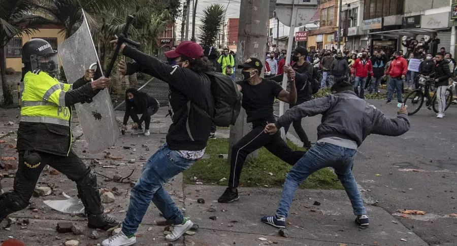 Manifestantes agreden a policía en disturbios por muerte de Javier Ordóñez, en Bogotá