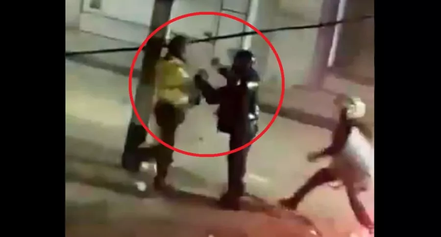 Imagen del momento en que agente del Esmad salvó a hombre del ataque de policía, en Bogotá