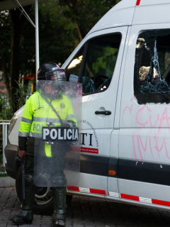 Foto de policía durante disturbios en Bogotá