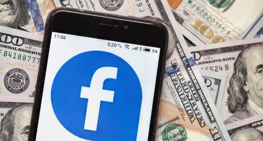 Imagen de dólares y logotipo de Facebook, empresa que les pagará a algunos usuarios por desactivar sus cuentas