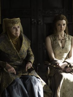 La fallecida actriz Diana Rigg junto a Natalie Dormer en una escena de 'Game of Thrones’.