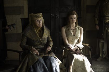 La fallecida actriz Diana Rigg junto a Natalie Dormer en una escena de 'Game of Thrones’.