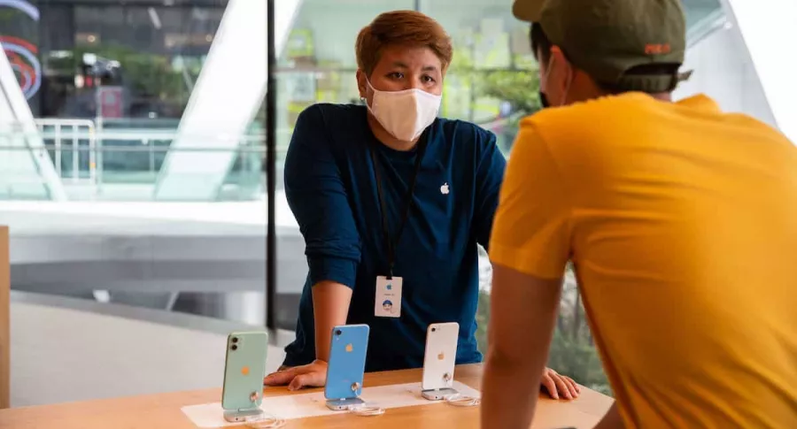 Empleado usando tapabocas en tienda de Apple, empresa que desarrolla mascarillas especiales para sus trabajadores
