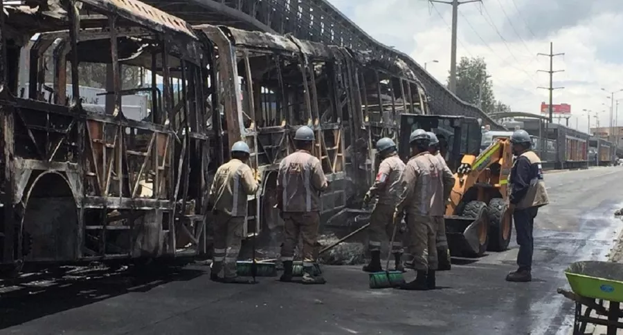 Un bus Transmilenio incinerado por las protestas en Bogotá, a propósito del anuncio de cierre temprano este jueves. 