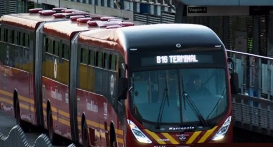 Imagen de bus de Transmilenio, sistema que cerrará operaciones por disturbios