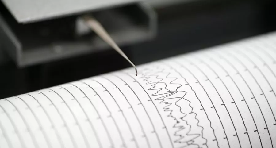 Imagen de línea de impresión de sismómetro ilustra nota sobre temblor en Colombia hoy 21 de marzo.
