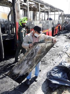 Imagen de los disturbios en Bogotá y un bus de Transmilenio quemado