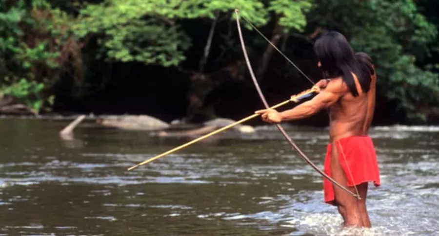 Indígena con flecha, ilustra nota de funcionario que fue asesinado de un flechazo en el Amazones