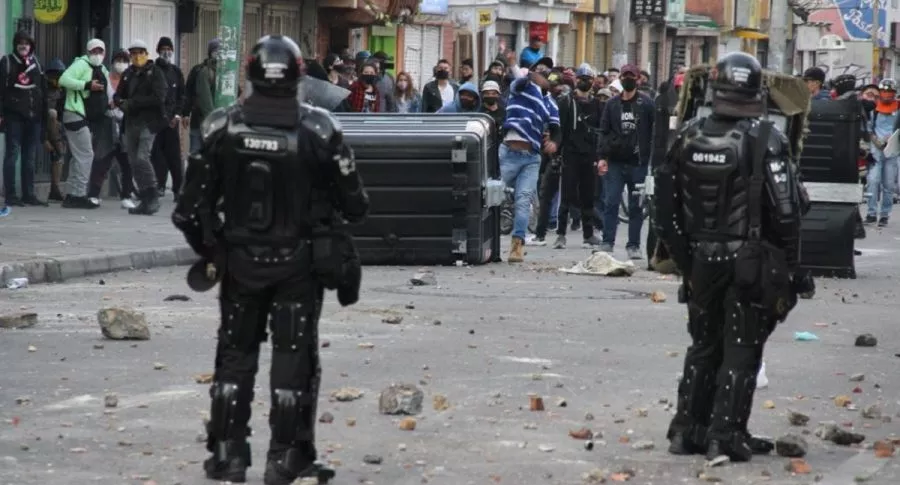 Imágenes de los disturbios en el CAI de Villa Luz, donde policías llevaron a Javier Ordóñez