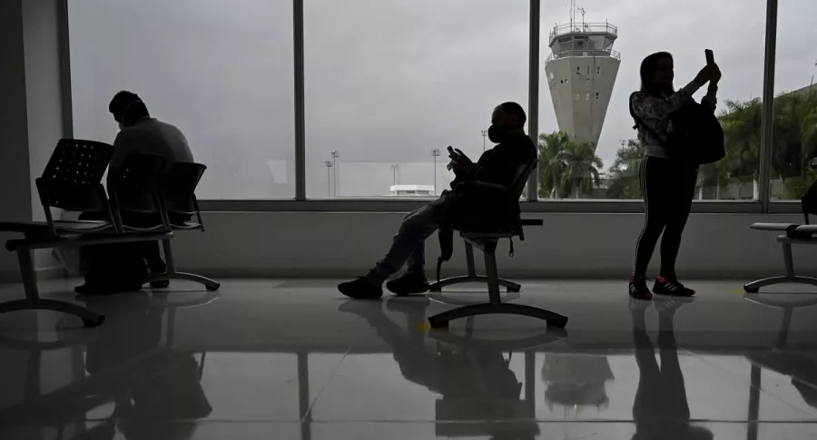 El primer vuelo internacional que saldrá de Colombia en medio de la crisis por COVID-19 tendrá como destino la ciudad de Miami, Estados Unidos. Personas sentadas en aeropuerto. 