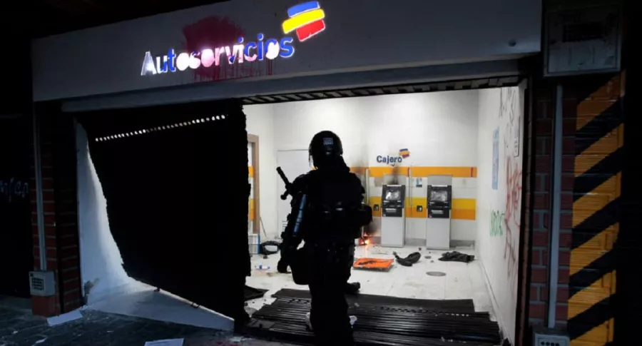 Los bancos decidieron suspender sus operaciones varias horas antes del cierre de puertas normal debido a los disturbios registrados en Bogotá. Cajeros dañados en la capital del país. 
