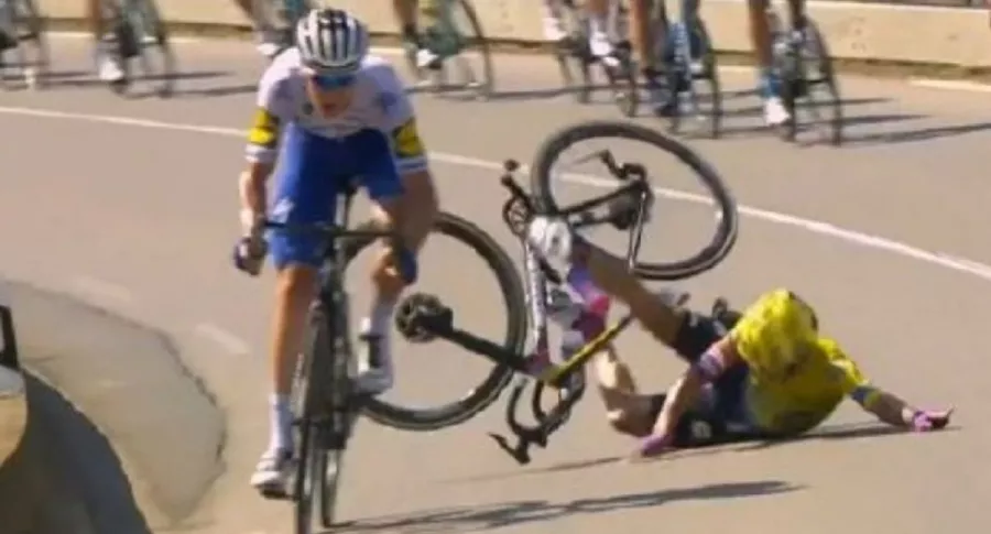 Sergio Higuita sufre fuerte caída en la etapa 15 y abandona Tour de Francia.