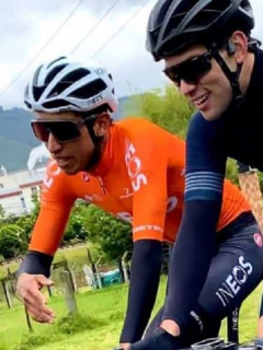 Egan Bernal y Esteban Santos, quien criticó al portal Las 2 Orillas por una nota que hizo contra el ciclista