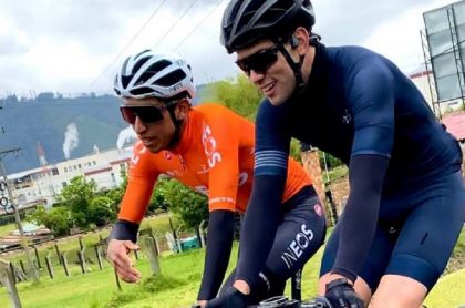 Egan Bernal y Esteban Santos, quien criticó al portal Las 2 Orillas por una nota que hizo contra el ciclista