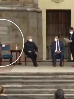 Consejeros del presidente Iván Duque publicaron un video del momento en el que marcan la silla del presidente antes de iniciar el evento. Foto del evento de perdón organizado por C. López.