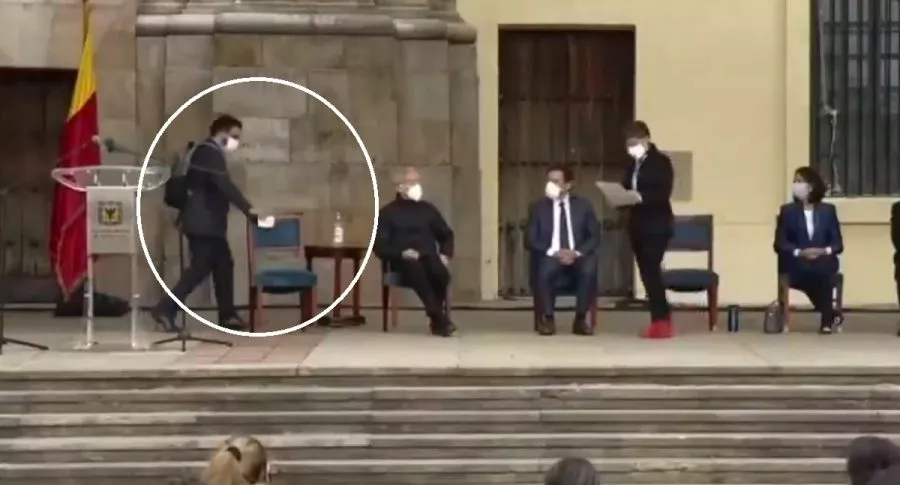 Consejeros del presidente Iván Duque publicaron un video del momento en el que marcan la silla del presidente antes de iniciar el evento. Foto del evento de perdón organizado por C. López. 