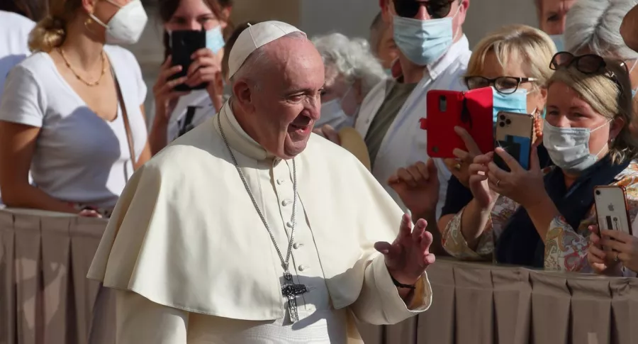 Foto del papa Francisco saludando a fieles en una de sus visitas por el mundo.