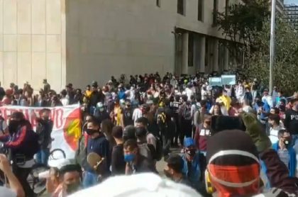 Miles de personas protestando pacíficamente en la Plaza de Bolívar este 13 de septiembre