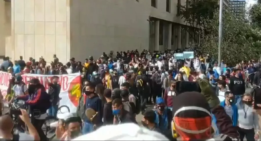 Miles de personas protestando pacíficamente en la Plaza de Bolívar este 13 de septiembre